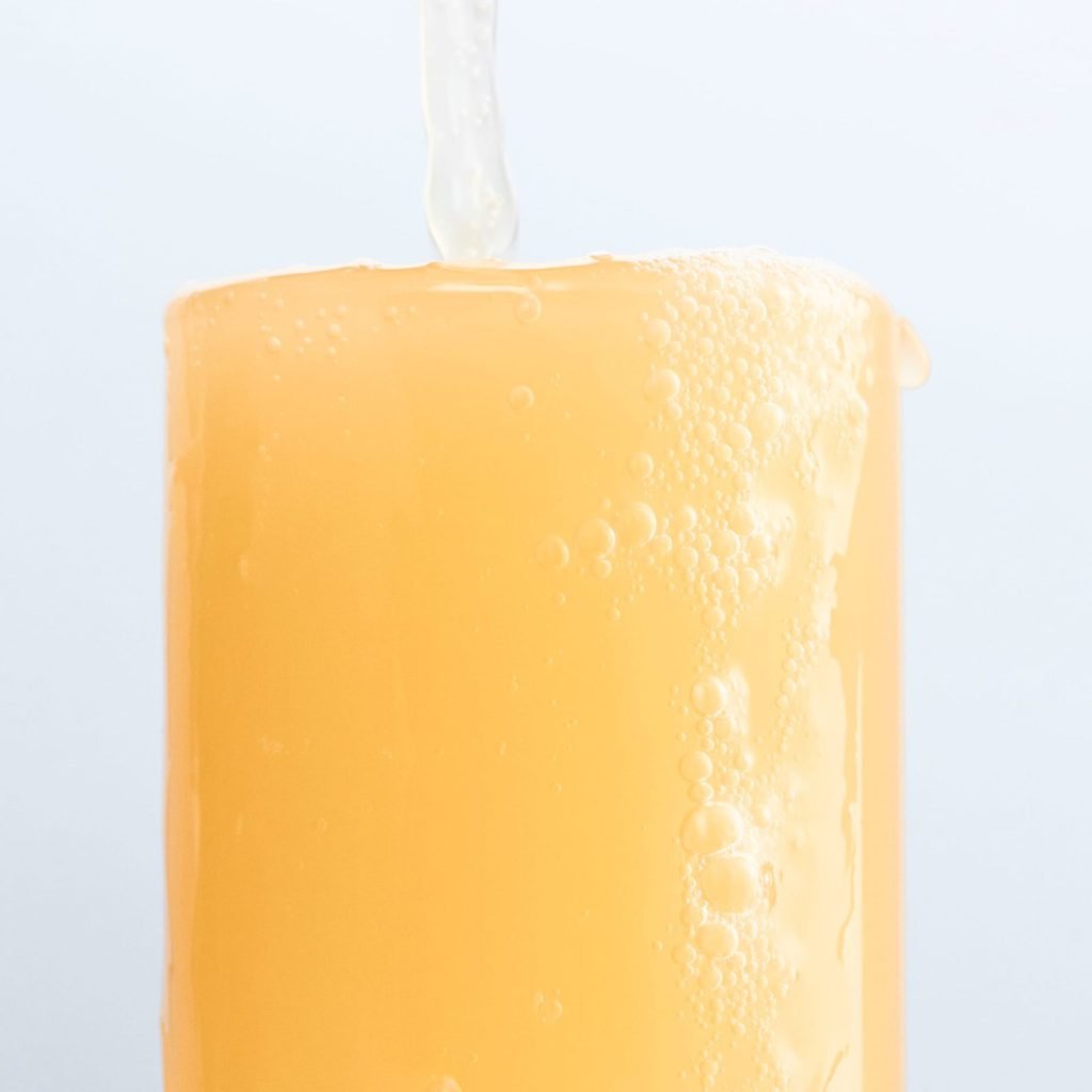 ARMRA Colostrum Blood Orange, produktbild med portionsskopa