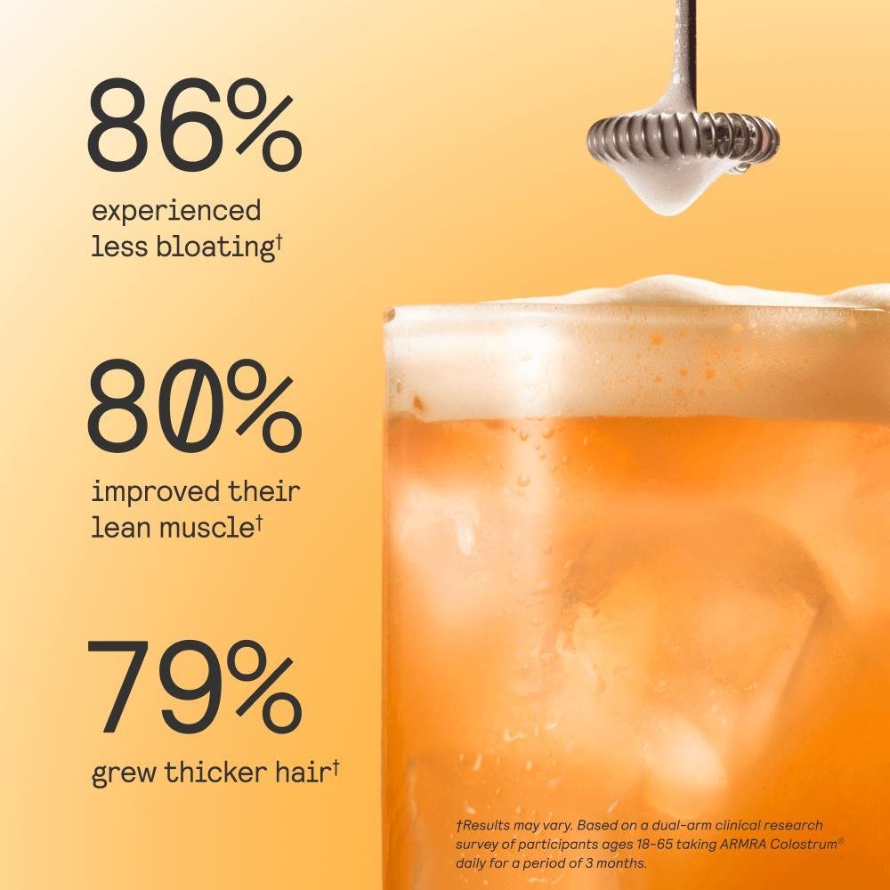 ARMRA Colostrum Sungold Apricot, livsstilsbild med utrörd dryck