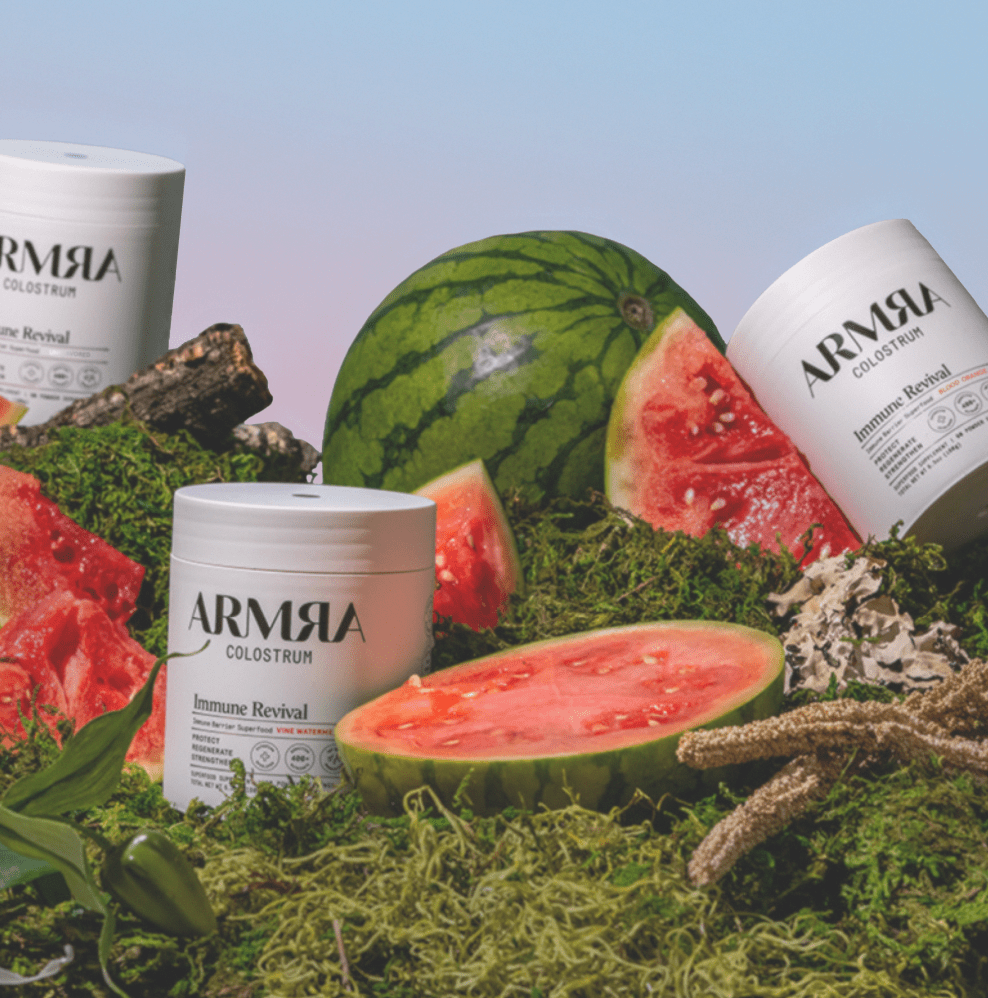 ARMRA Colostrum Vine Watermelon, livsstilsbild med utrörd dryck